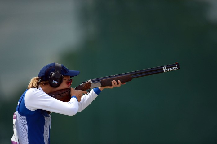 VĐV Jessica Rossi của Ý đang thi đấu chung kết một nội dung môn bắn súng...